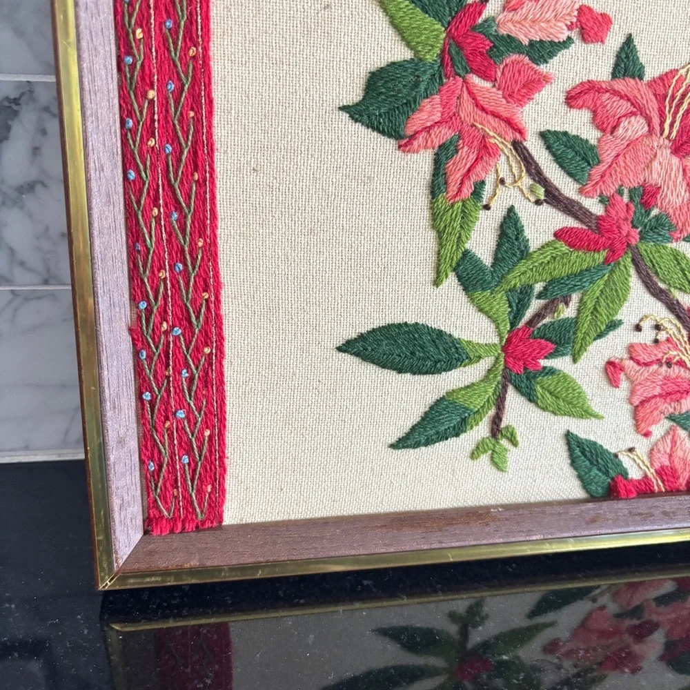 Vintage Framed Floral Crewel Embroidered Art “Songbird of the Orient” - Picture 3 of 8